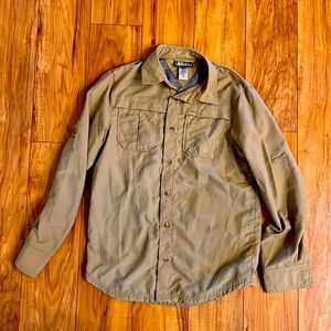 REI Boys M/10-12 100% nylon long sleeve button down khaki camping shirt w/mesh.
